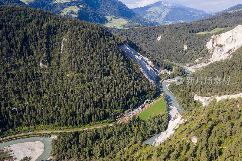 瑞士莱茵河上方的无人机视图