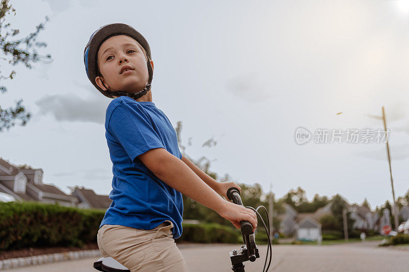 自信的男孩骑自行车