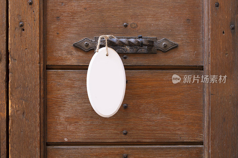 木质门上的古董门把手，门上挂着白色的标志
