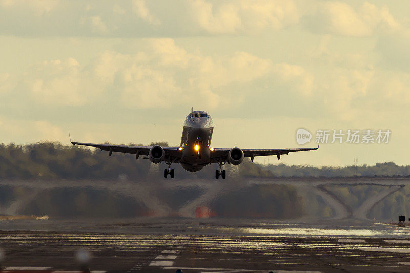 日落时分，一架空客a321飞机从DCA机场跑道起飞。