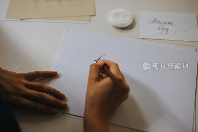 女性用老式钢笔写便条的特写照片。