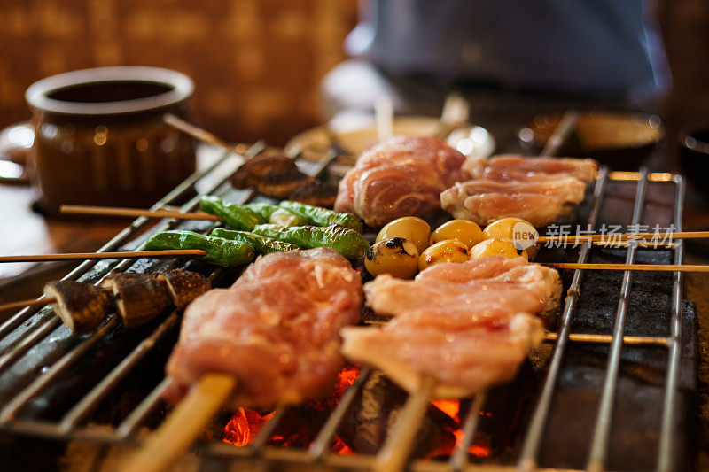 日式炒菜——鸡肉和蔬菜放在铁架上，用炭火烤