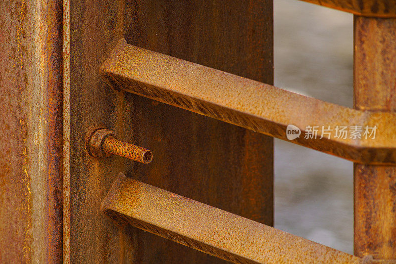 生锈的钢桥细节与螺母和螺栓