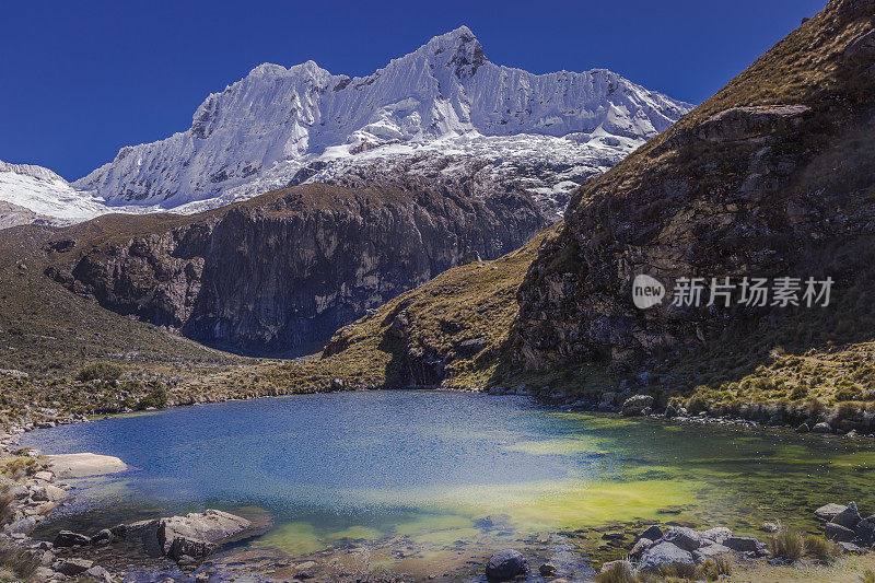 白雪皑皑的秘鲁安第斯山脉的布兰卡山脉的绿松石湖