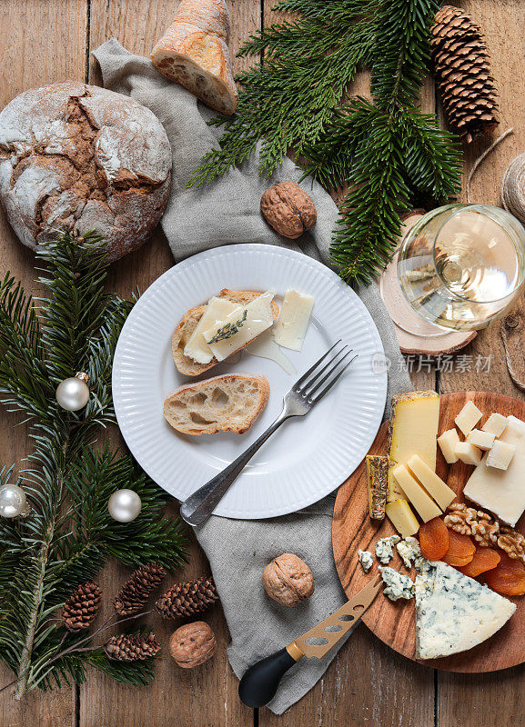 纯朴的圣诞奶酪板配白葡萄酒和面包