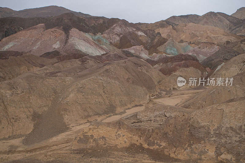 美国死亡谷国家公园的彩虹色岩层