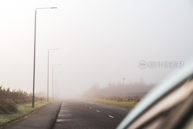 从一辆汽车的乘客侧观看道路和它的标记延伸到远处