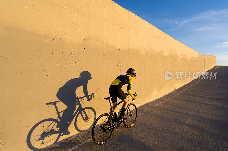 年轻的公路自行车运动员