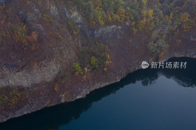 头顶五彩缤纷的混合秋林