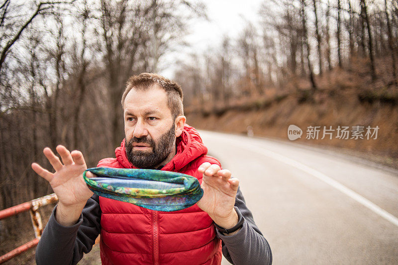 运动员在训练前做运动，使肌肉热身。运动员准备好头巾，在寒冷的天气训练，想要保护自己不受风的影响。