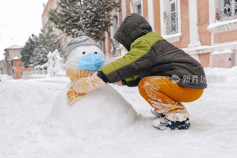 孩子们在堆雪人