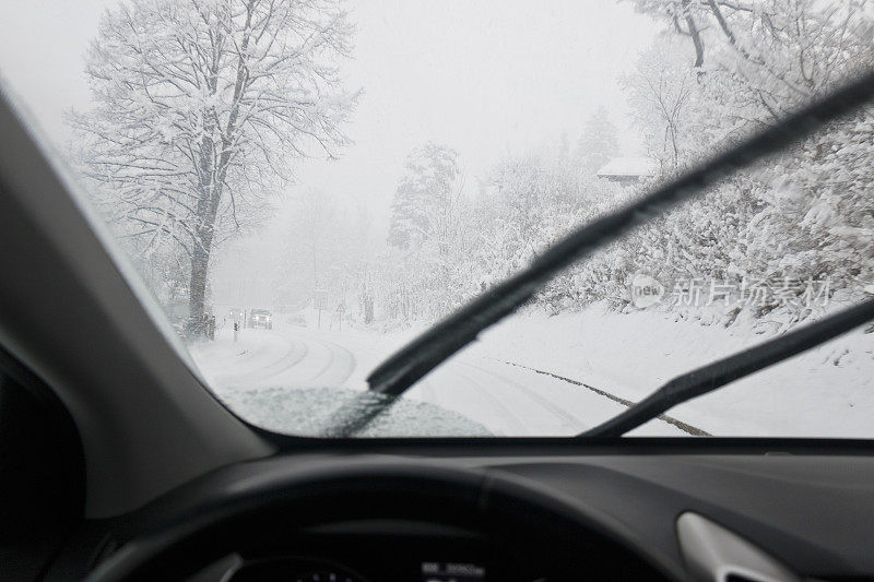 在暴风雪中与迎面而来的车辆行驶在乡间小路上