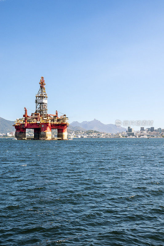 瓜纳巴拉湾的石油平台