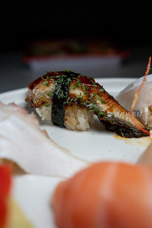 鳗鱼寿司用盘子盛着