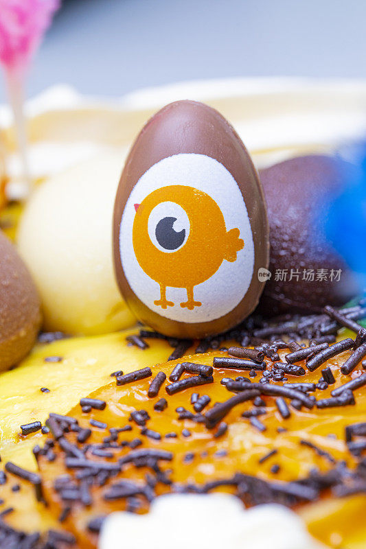 复活节蛋糕上的装饰，可爱的小鸡和巧克力蛋