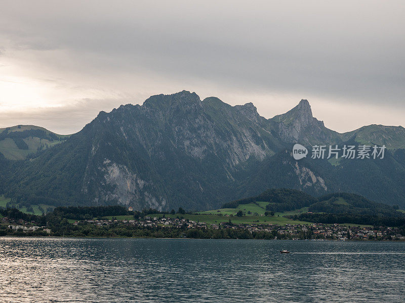 伯恩斯高地山脉和图恩湖