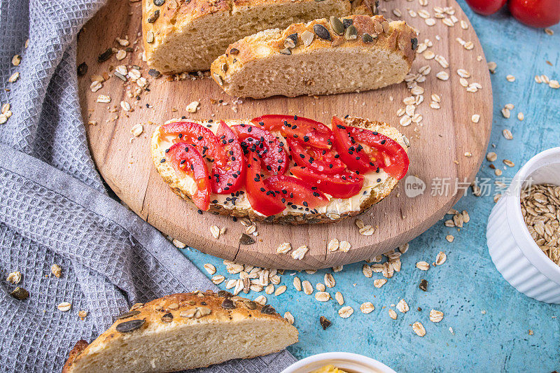 酸面包，黄油和西红柿