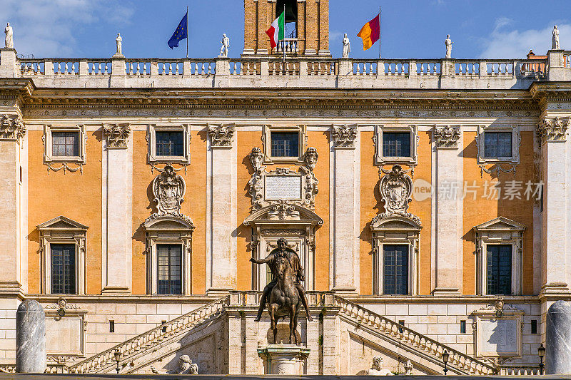 这是罗马市中心塞纳托里奥宫和马可·奥勒留雕像的暗示性画面