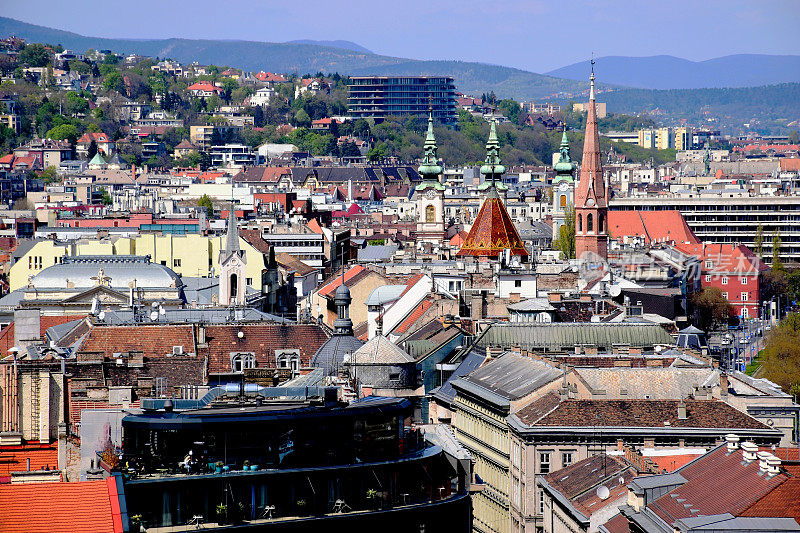 布达佩斯的住宅和教堂建筑的粘土屋顶。
