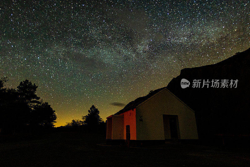 遥远的威尔士乡村上空的昏暗星空