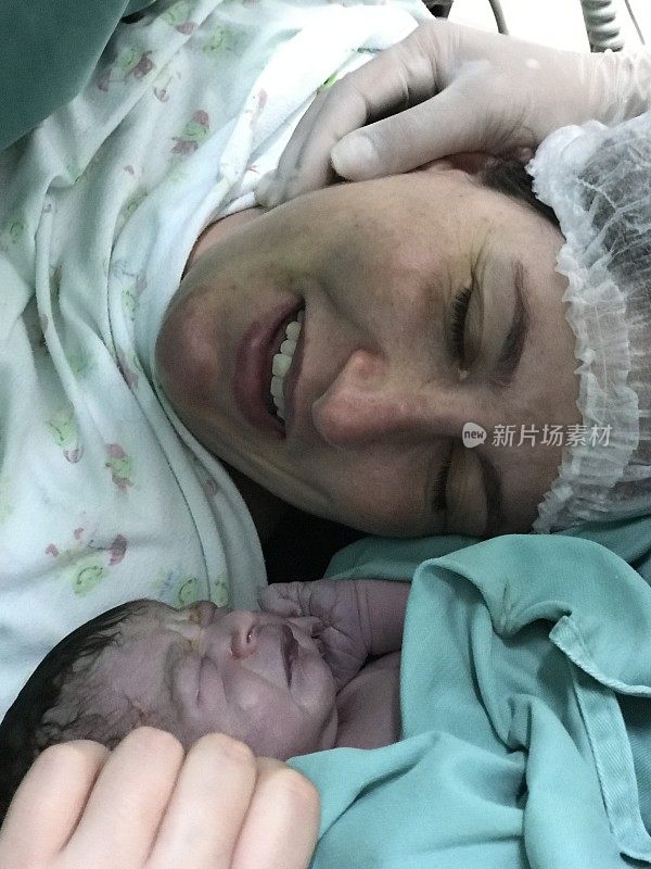 母亲和婴儿出生后第一次见面的情感。