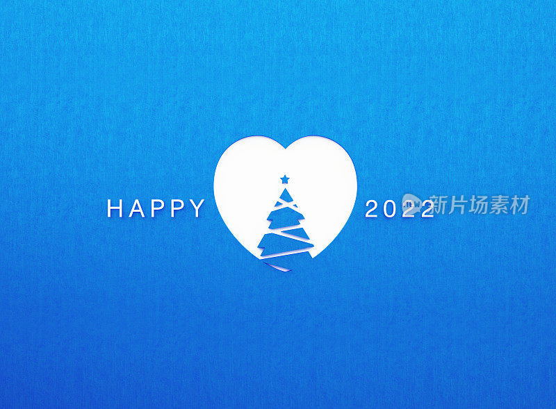 白色镂空心形与圣诞树和快乐的2022信息在蓝色背景