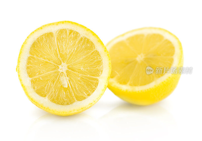 柠檬截面。柠檬切成两半