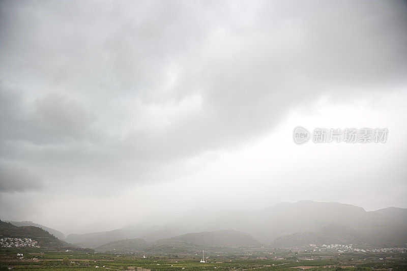 夏天山上有薄雾和低云