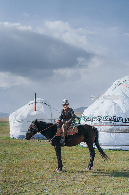 帐篷附近骑马的老人的肖像