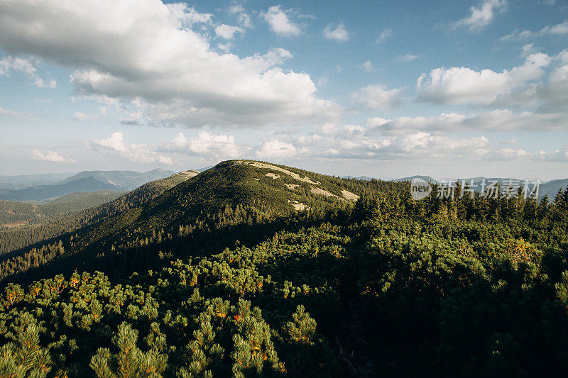 乌克兰喀尔巴阡山脉的戈尔加尼山脉在日落时的风景