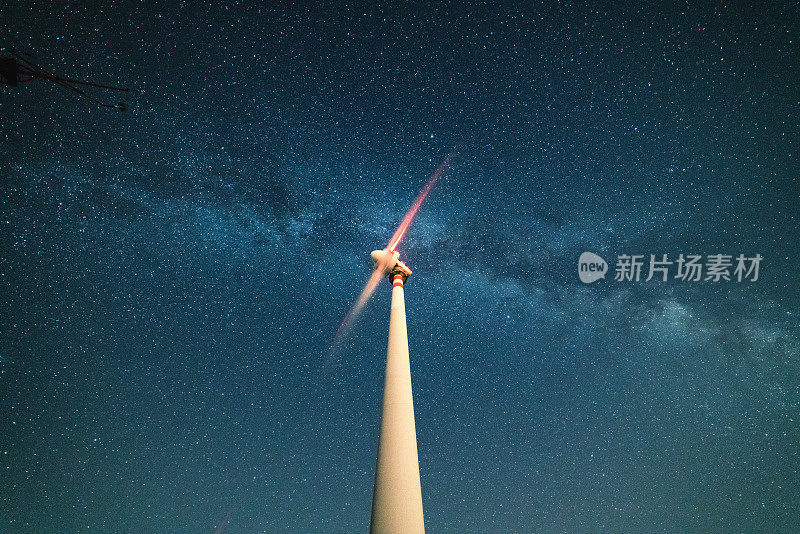 夜晚星空下的风力涡轮机