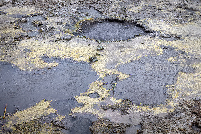 地上有个洞，里面有沸腾的硫磺水