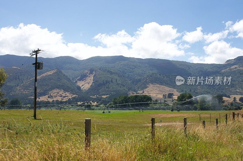 水灌溉在农村夏季农场场景，新西兰