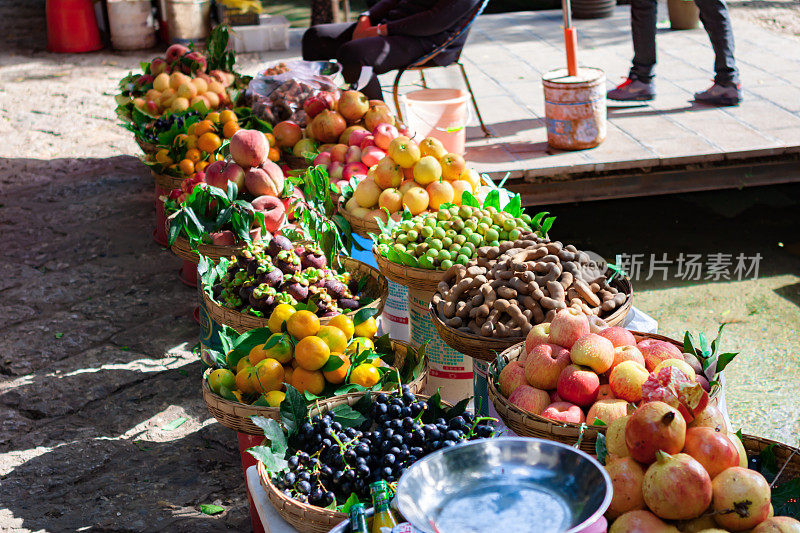 街市上的水果摊，出售各种新鲜水果