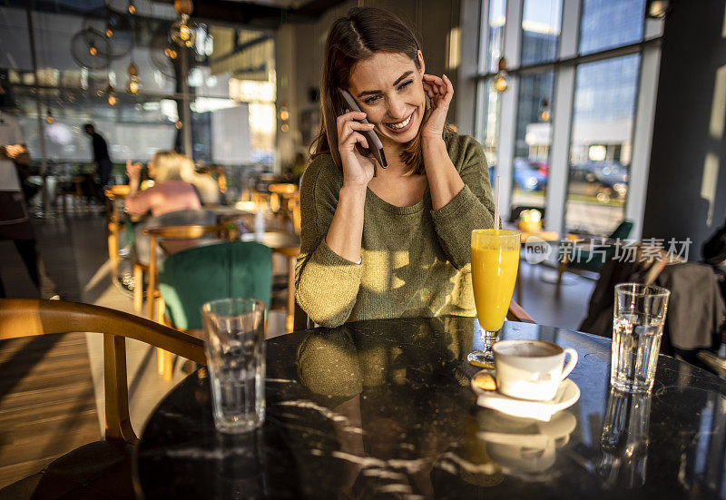 咖啡馆里用智能手机的女人