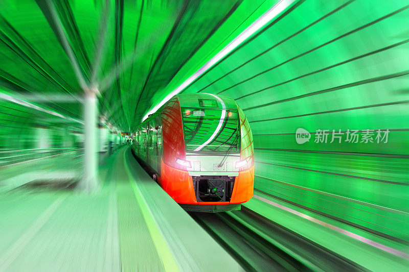 舒适的城郊高速列车在绿色隧道中穿梭。