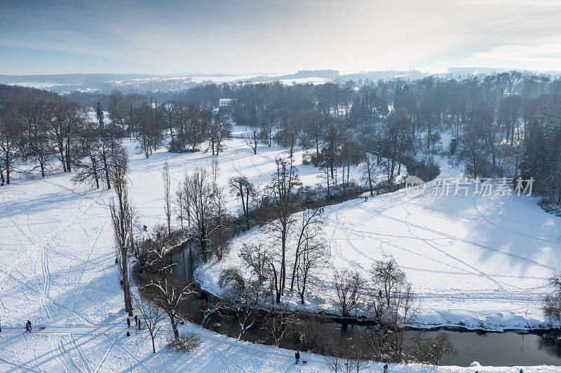 德国魏玛，歌德公园的雪景鸟瞰图