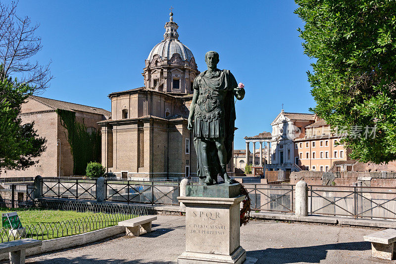 凯撒大帝铜像，罗马