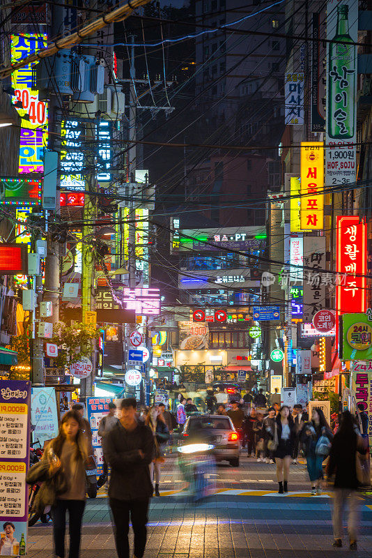 韩国首尔的夜晚霓虹灯街道上熙熙攘攘的人群