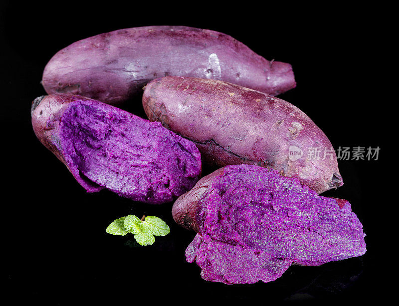 黑底上放着紫薯
