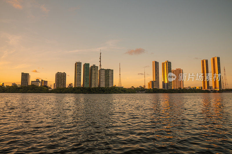 日落时分在累西腓伯南布哥的河流和建筑的城市景观