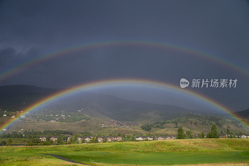 高尔夫球场球道上的彩虹