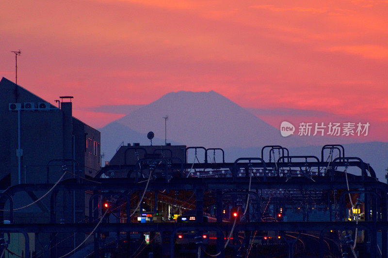 日落后的富士山:东京住宅区的景色