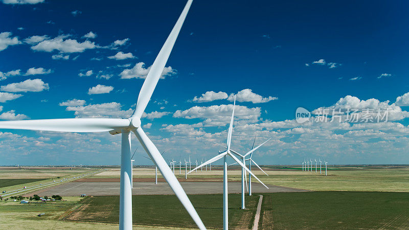 巨大的风力涡轮机排列在I-40德克萨斯州农村-空中