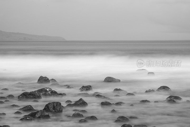 夏威夷岩石海岸上海浪的长曝光照片