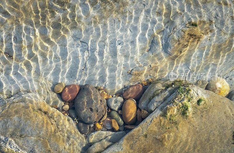 圣玛丽岛附近的岩石中有潮汐水池，里面有彩色卵石