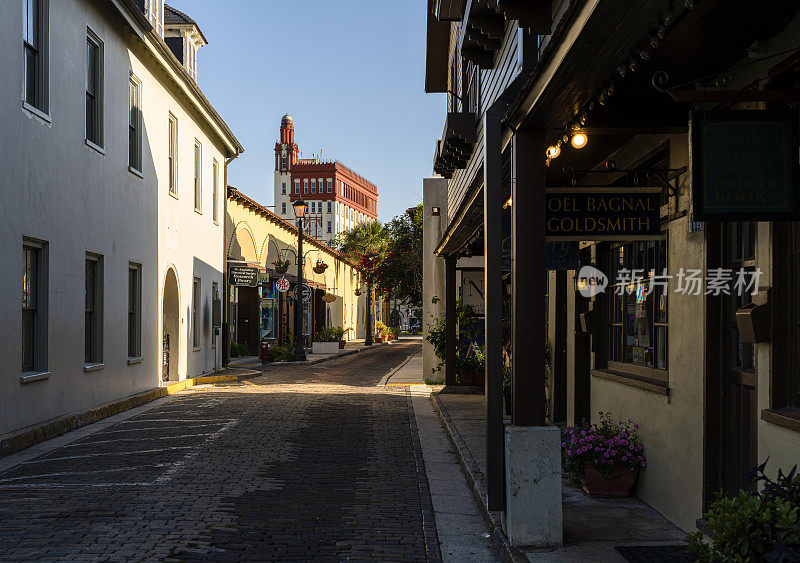 位于佛罗里达州圣奥古斯丁市中心的历史上狭窄的阿维莱斯街，在游客到来之前的清晨是荒凉和安静的。