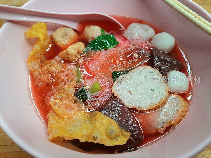 吃粉红汤面(Yen-Ta-Four)——泰国街头小吃。