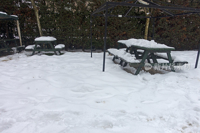 冬天公园里的野餐桌上都是雪