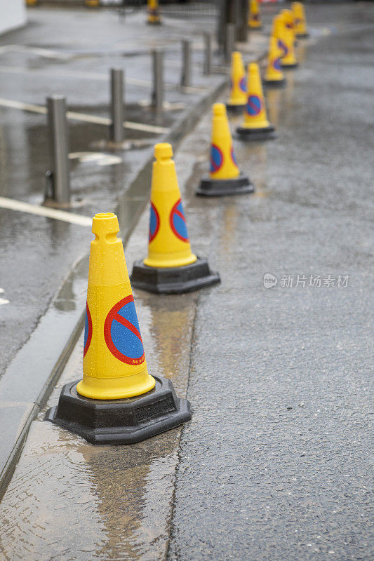 下雨时不要在路边的排水沟里排成一排停车锥